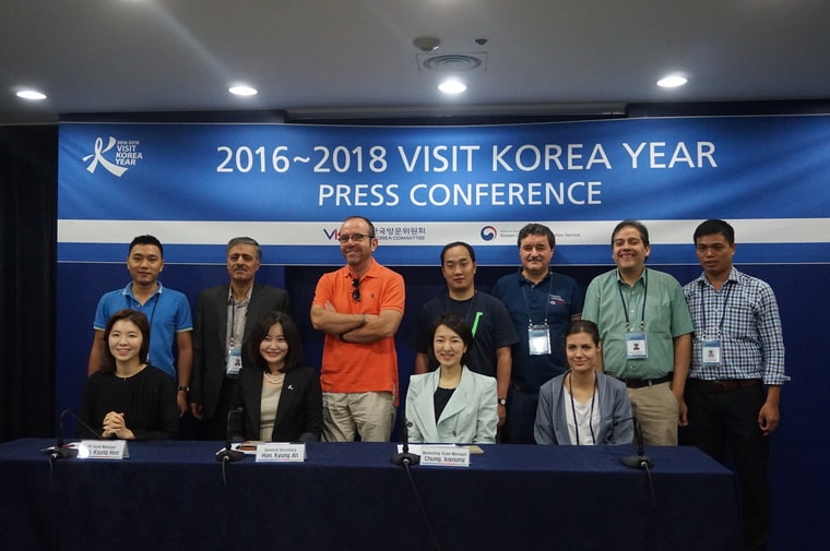 A group photo taken with correspondents from major overseas news agencies